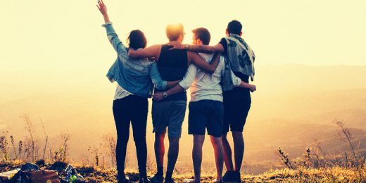 ragazzi che si abbracciano