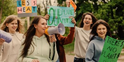 apre il dettaglio dell'articolo:ragazzi che protestano contro cambiamento climatico