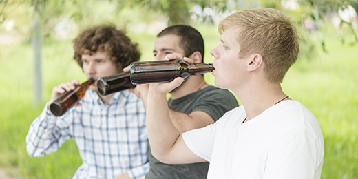 ragazzi che bevono birra
