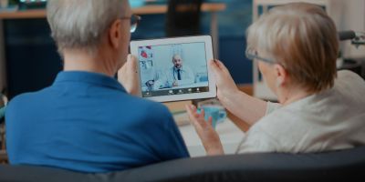 due anziani fanno una televisita medica