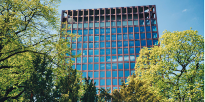 palazzo moderno circondato da alberi